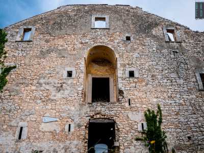 ...puntellata da feritoie medievali e da un finestrone centrale...